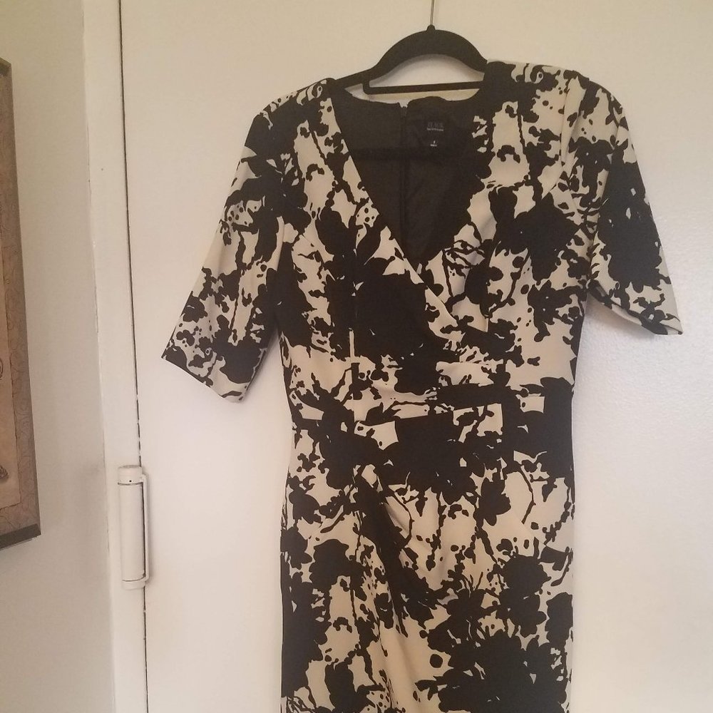 Vneck S/S Blk and White Abstract Print Dress